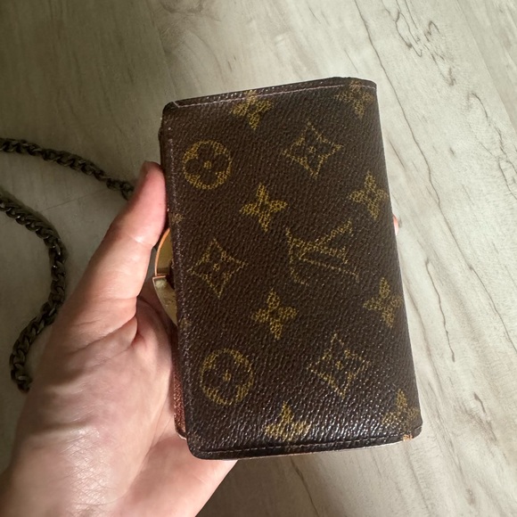 Louis Vuitton kisslock wallet and lock on chain - Picture 8 of 13
